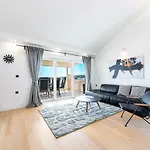Vista Deluxe Apartment